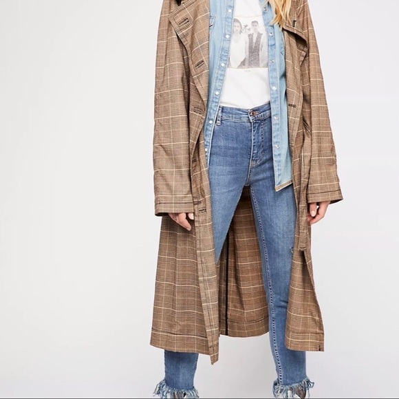 We the Free Light Wash High Rise Distressed Knees and Frayed Hem Skinny … - Picture 3 of 14